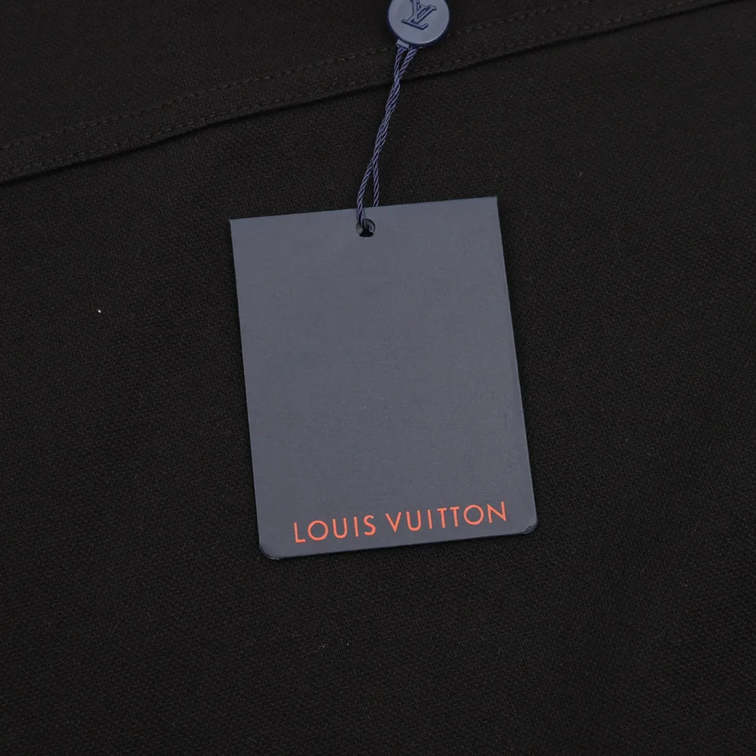 🅿️380 Louis Vuitton/Louis Vuitton patchwork embroidered lapel long-sleeved polo shirt made of customized fabrics. DuPont's Sorona material is added, which has good skin-friendliness, long-lasting antibacterial, anti-mite, and is more washable. The cotton thread has been repeatedly processed to remove inferior coarse fibers and impurities, leaving only high-quality cotton fibers, making the fabric more advanced and classy. Environmentally friendly polishing enzyme technology gives the fabric a clean appearance and clear texture. Simple and exquisite! Full of sense of ceremony! Simple and luxurious, full of design! It gives people a simple but not boring feeling, creating a low-key and unique personalized fashion! Fine workmanship, compare with the counters! A highly recognizable long-sleeved style with great upper body effect!!! Super versatile! Same style for men and women. Size：S-L